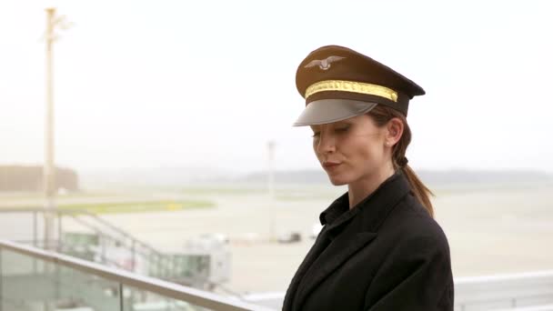 Vackra Kvinnliga Piloten Förbereder Sig För Flygning — Stockvideo