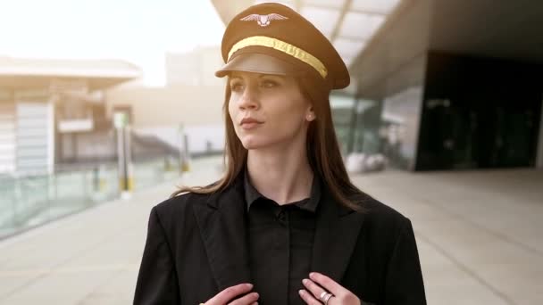 Belo Piloto Feminino Está Andando Aeroporto — Vídeo de Stock