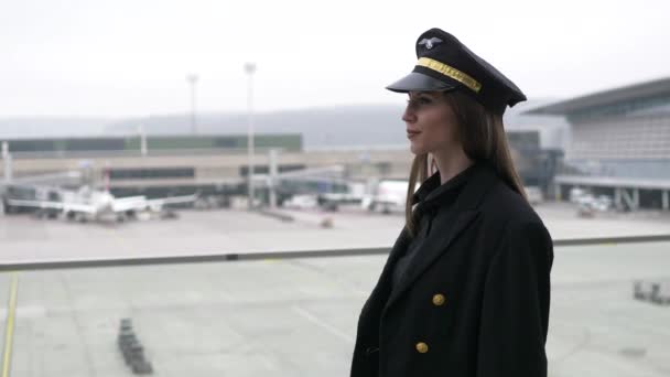 Bella Pilota Femminile Sta Camminando Aeroporto — Video Stock