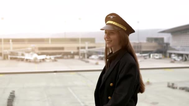 Gyönyörű Női Pilóta Sétál Repülőtéren — Stock videók