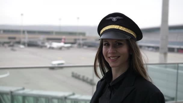 Όμορφη Γυναίκα Πιλότος Είναι Περπάτημα Στο Αεροδρόμιο — Αρχείο Βίντεο