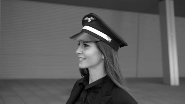 Hermosa Piloto Femenina Está Caminando Aeropuerto Tono Blanco Negro — Vídeo de stock