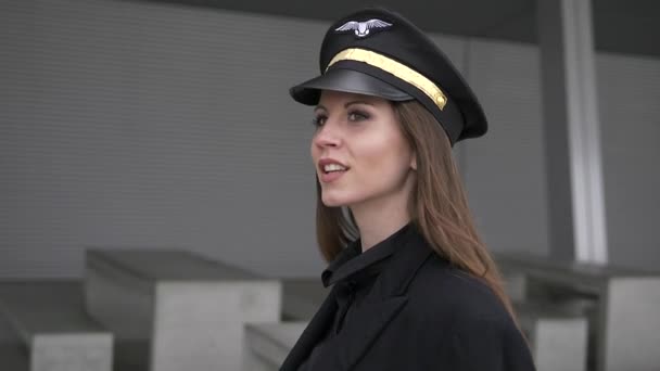 Hermosa Piloto Femenina Está Caminando Aeropuerto — Vídeo de stock