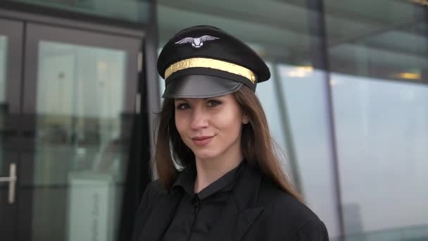 美丽的女飞行员在机场行走 — 图库视频影像