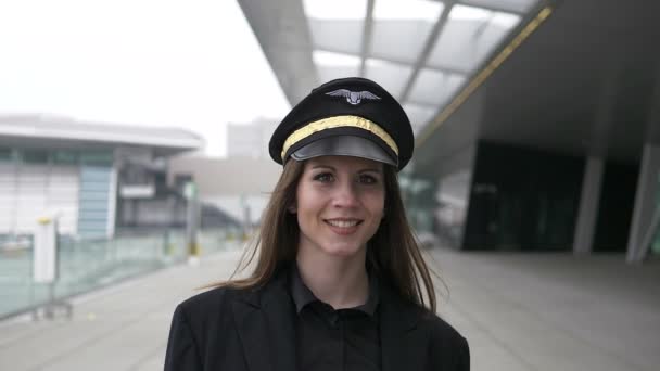 Όμορφη Γυναίκα Πιλότος Είναι Περπάτημα Στο Αεροδρόμιο — Αρχείο Βίντεο
