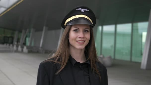 Hermosa Piloto Femenina Está Caminando Aeropuerto — Vídeo de stock
