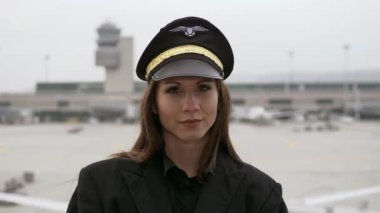 Güzel kadın pilot havaalanında poz veriyor