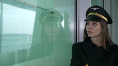 Güzel kadın pilot havaalanında poz veriyor