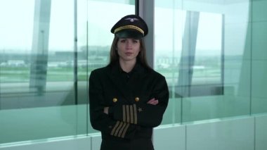 Güzel kadın pilot havaalanında poz veriyor