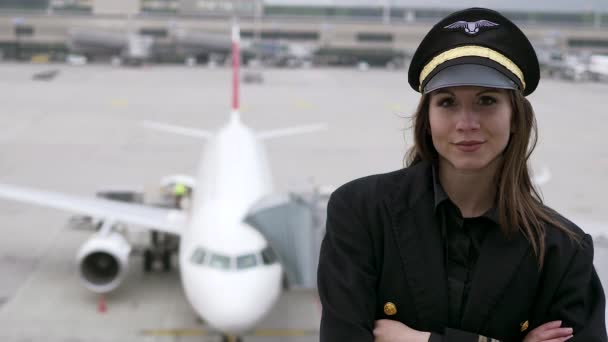 Όμορφη Γυναίκα Πιλότος Ποζάρει Στο Αεροδρόμιο — Αρχείο Βίντεο