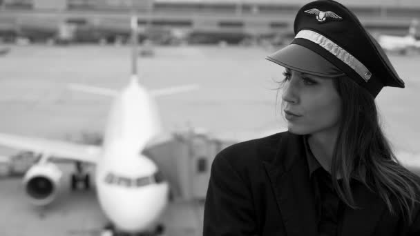 Hermosa Piloto Femenina Está Posando Aeropuerto Tono Blanco Negro — Vídeo de stock