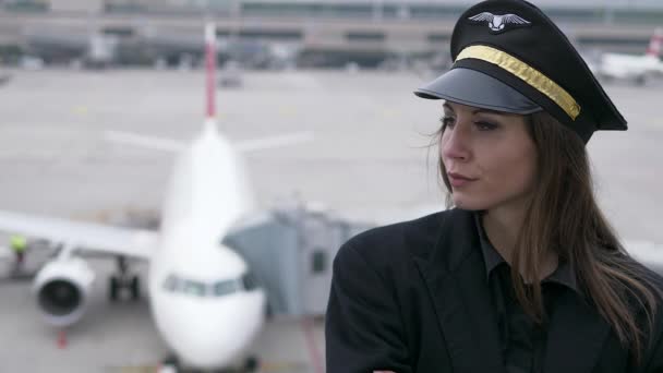 Όμορφη Γυναίκα Πιλότος Ποζάρει Στο Αεροδρόμιο — Αρχείο Βίντεο