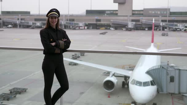 Piękne Kobiety Pilot Jest Pozowanie Lotnisko — Wideo stockowe