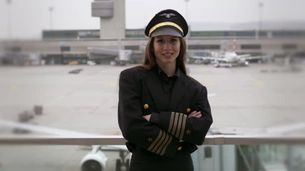 Belo Piloto Feminino Está Posando Aeroporto — Vídeo de Stock