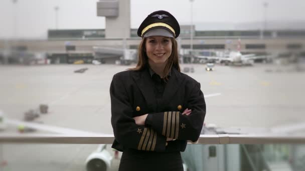 Belo Piloto Feminino Está Posando Aeroporto — Vídeo de Stock