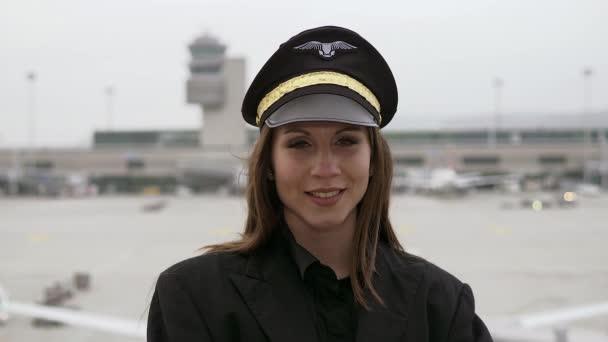 Belo Piloto Feminino Está Posando Aeroporto — Vídeo de Stock