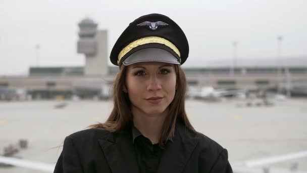 美しい女性パイロットが空港でポーズをとっている — ストック動画