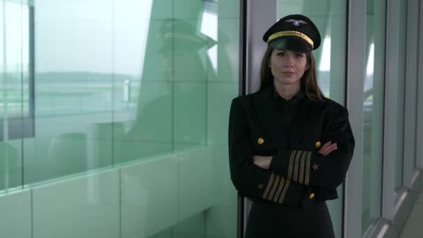 美丽的女飞行员在机场摆姿势 — 图库视频影像