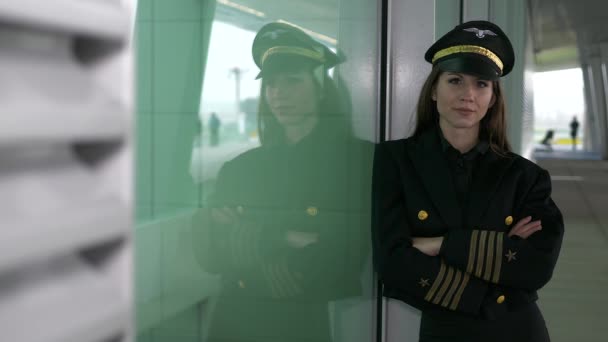 Hermosa Piloto Femenina Está Posando Aeropuerto — Vídeos de Stock