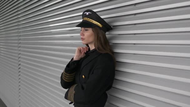 美しい女性パイロットが空港でポーズをとっている — ストック動画