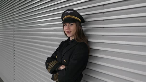 Belo Piloto Feminino Está Posando Aeroporto — Vídeo de Stock