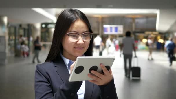 Jovem Feliz Asiático Empresária Está Usando Tablet Corredor Aeroporto — Vídeo de Stock