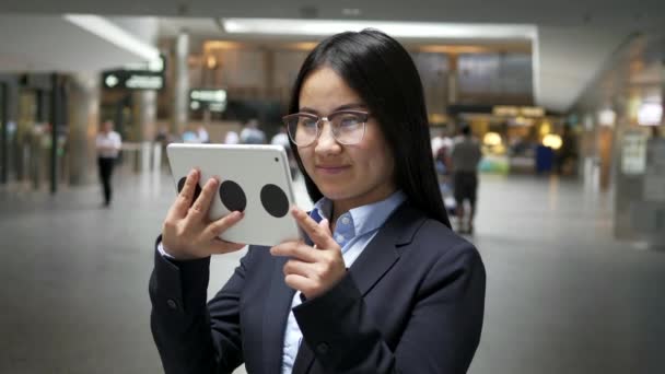 Młoda Szczęśliwa Azjatycka Bizneswoman Używa Tabletu Hali Lotniska — Wideo stockowe