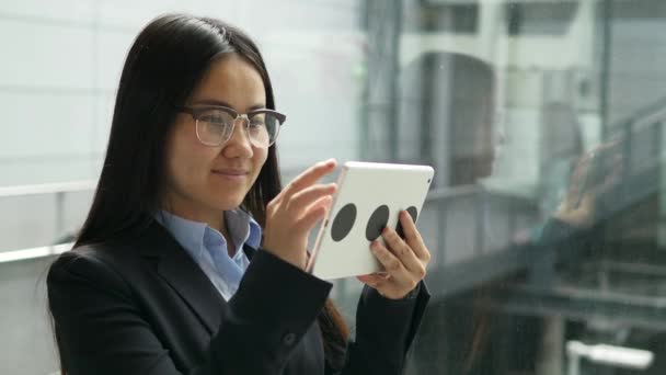 Jovem Feliz Asiático Empresária Está Usando Tablet Corredor Aeroporto — Vídeo de Stock