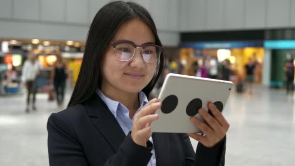 Genç Mutlu Asyalı Kadını Havaalanı Koridorunda Tablet Kullanıyor — Stok video