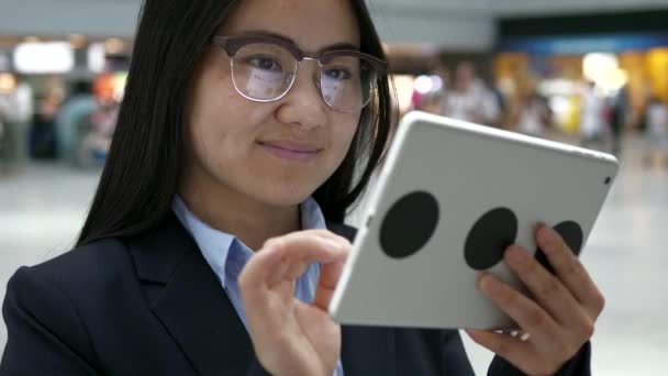 Νεαρή Ευτυχισμένη Ασιάτισσα Επιχειρηματίας Χρησιμοποιεί Tablet Στην Αίθουσα Του Αεροδρομίου — Αρχείο Βίντεο