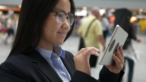 Νεαρή Ευτυχισμένη Ασιάτισσα Επιχειρηματίας Χρησιμοποιεί Tablet Στην Αίθουσα Του Αεροδρομίου — Αρχείο Βίντεο