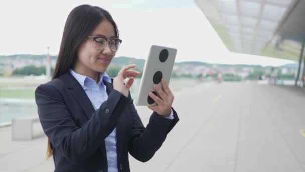Genç Mutlu Asyalı Kadını Tablet Bilgisayar Kullanıyor — Stok video