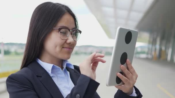Genç Mutlu Asyalı Kadını Tablet Bilgisayar Kullanıyor — Stok video