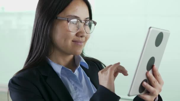 Joven Feliz Mujer Negocios Asiática Está Utilizando Tableta — Vídeo de stock