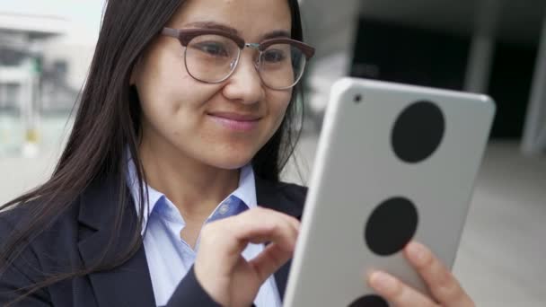 Mladý Šťastný Asijské Businesswoman Pomocí Tablet — Stock video