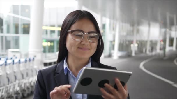 Genç Mutlu Asyalı Kadını Yürüyor Tablet Kullanıyor — Stok video