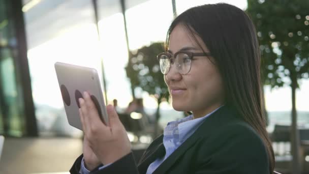 Jovem Feliz Asiático Empresária Está Usando Tablet — Vídeo de Stock