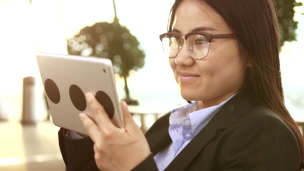 Νεαρή Ευτυχισμένη Ασιάτισσα Επιχειρηματίας Χρησιμοποιεί Tablet — Αρχείο Βίντεο