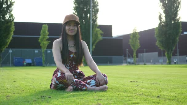 Gyönyörű Ázsiai Lány Réten Parkban — Stock videók
