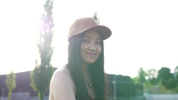 Belle Fille Asiatique Sous Lumière Soleil — Video