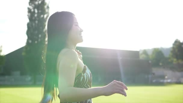 Belle Asiatique Fille Est Cours Exécution Dans Parc — Video