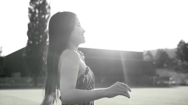 Güzel Asyalı Kız Parkta Çalışıyor Siyah Beyaz Ton — Stok video