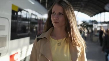 Tren istasyonunda güzel genç kız portresi