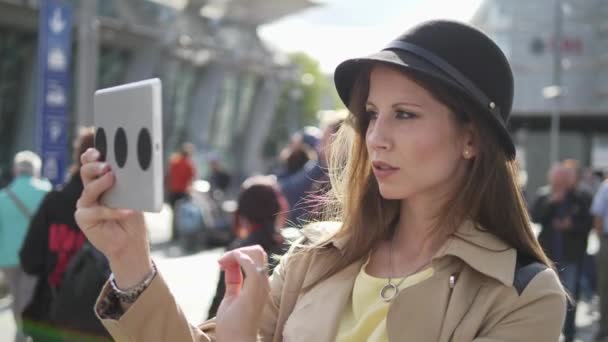 Giovane Donna Caucasica Sta Utilizzando Tablet Sulla Zona Della Città — Video Stock