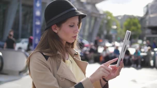 Mujer Joven Caucásica Está Utilizando Tableta Área Ciudad — Vídeos de Stock