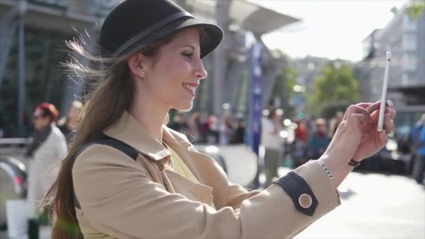 Young Caucasian Woman Using Tablet While Walking City — ストック動画
