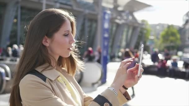 Jonge Blanke Vrouw Gebruikt Tablet Tijdens Het Wandelen Stad — Stockvideo