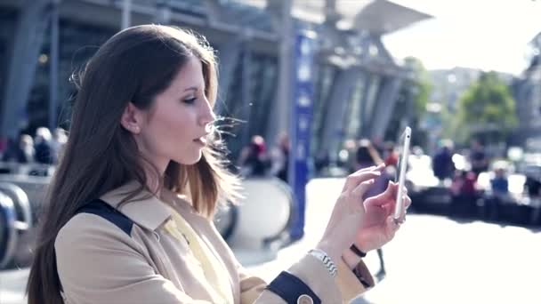 Mujer Joven Caucásica Está Utilizando Tableta Mientras Camina Ciudad — Vídeos de Stock