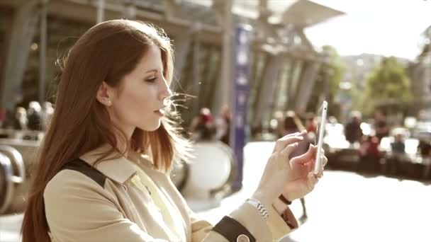 Jeune Femme Caucasienne Utilise Tablette Tout Marchant Dans Ville — Video