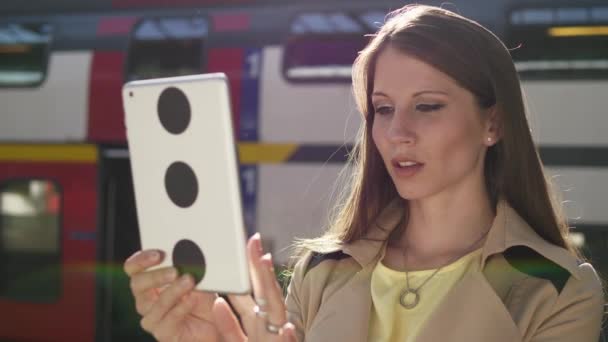 Молода Біла Жінка Використовує Планшетний Залізничній Станції — стокове відео